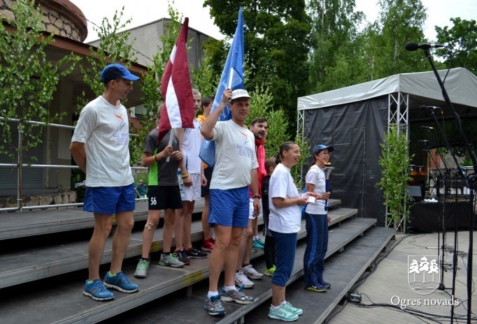 Miera skrējiena dalībnieki ierodas Ogrē