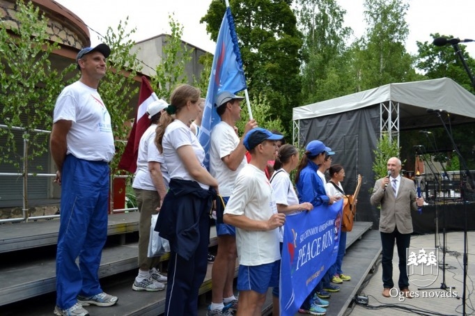 Miera skrējiena dalībnieki ierodas Ogrē