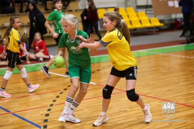 Ogrē sacenšas jaunie handbolisti no visas Latvijas