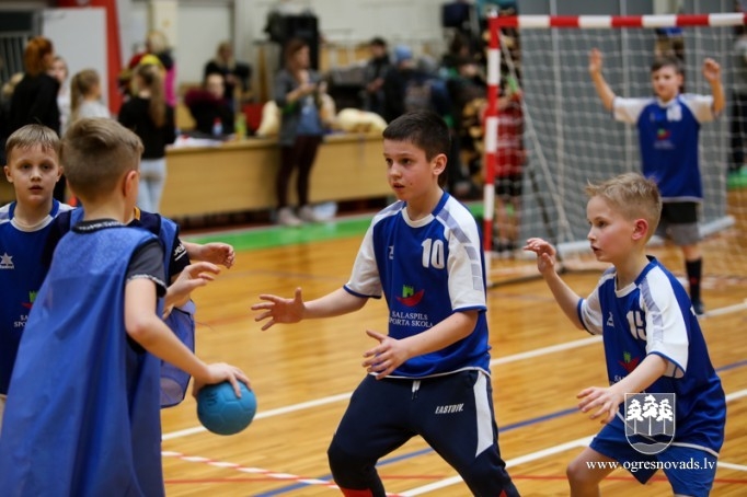 Ogrē sacenšas jaunie handbolisti no visas Latvijas