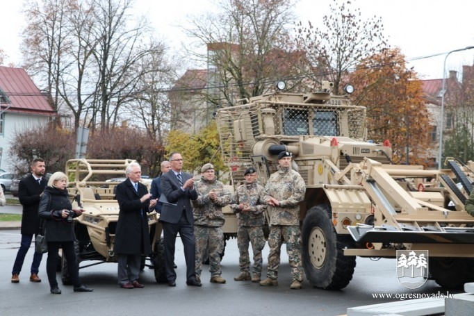 Ogrē svinīgā ceremonijā piegādāti ceļu atmīnēšanas transportlīdzekļi 18.10.2019