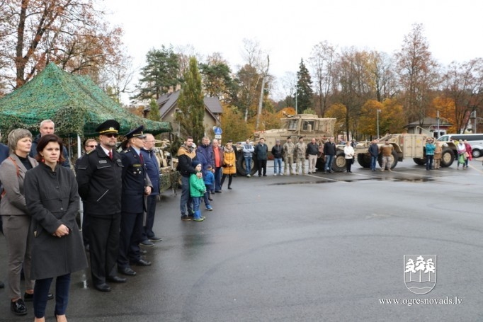 Ogrē svinīgā ceremonijā piegādāti ceļu atmīnēšanas transportlīdzekļi 18.10.2019