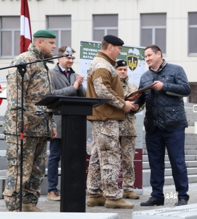 Ogrē svinīgā ceremonijā piegādāti ceļu atmīnēšanas transportlīdzekļi 18.10.2019