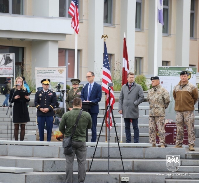 Ogrē svinīgā ceremonijā piegādāti ceļu atmīnēšanas transportlīdzekļi 18.10.2019