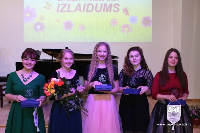 Ogres Mūzikas skolā izlaidums 42 audzēkņiem