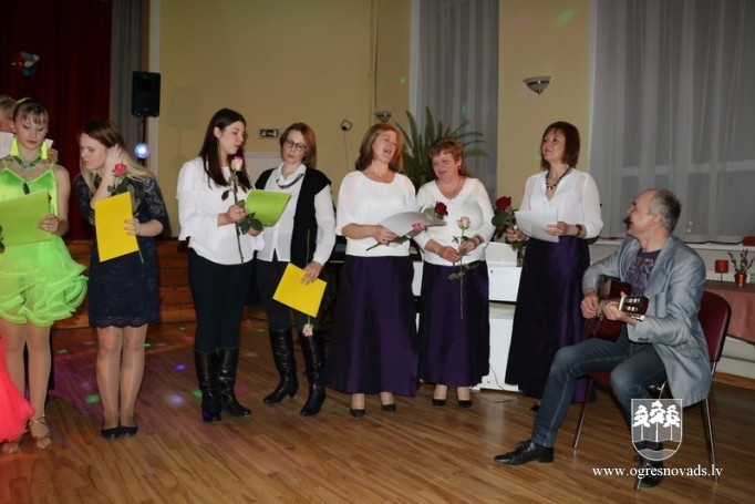 Mazozolos pavasari sagaida dziedot, dejojot un spēlējot