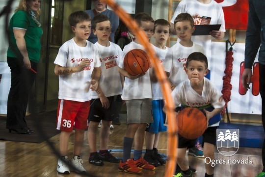 "Ņiprie basīši" uzvar Sportland sacensībās
