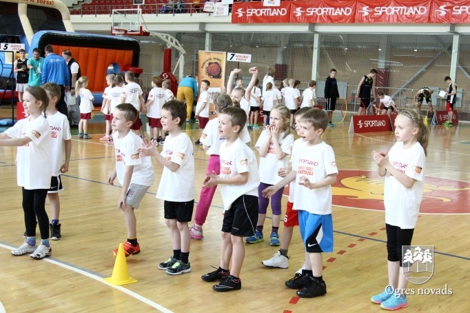 "Ņiprie basīši" uzvar Sportland sacensībās