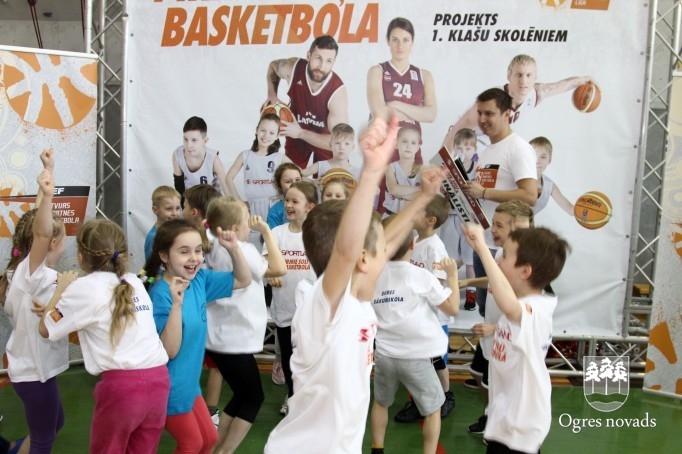 "Ņiprie basīši" uzvar Sportland sacensībās