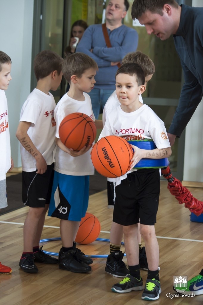 "Ņiprie basīši" uzvar Sportland sacensībās