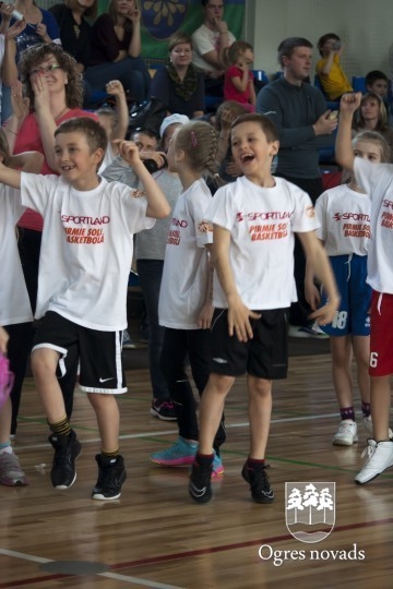 "Ņiprie basīši" uzvar Sportland sacensībās