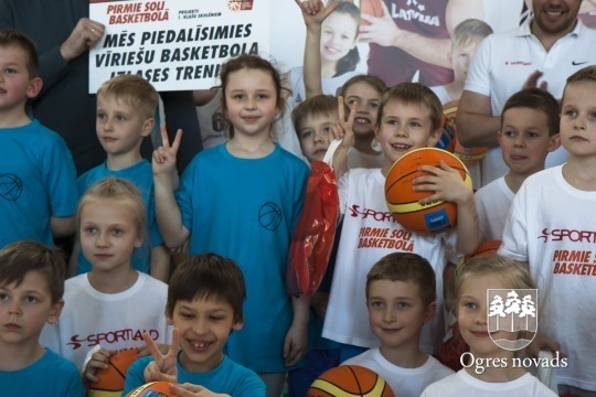 "Ņiprie basīši" uzvar Sportland sacensībās