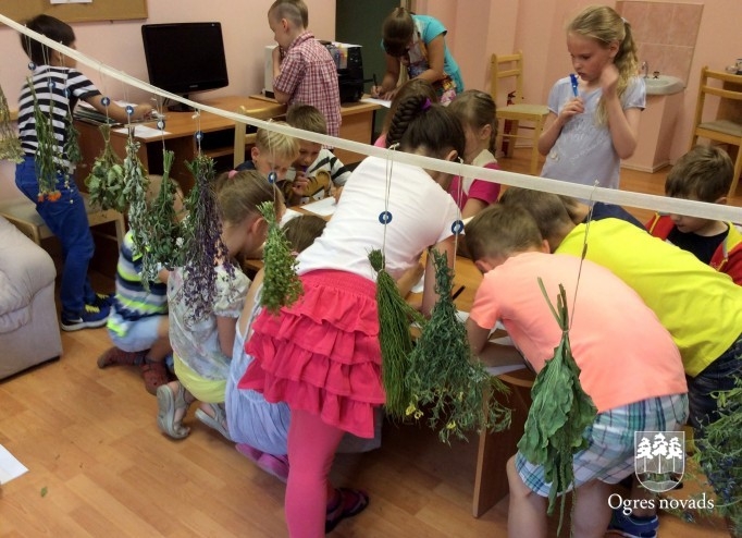 Ogres sākumskolā notiek nometne bērniem