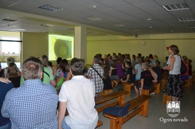 Ogres sākumskolā aizvadīta bērnu dienas nometne "3D - domājošs dabas draugs"