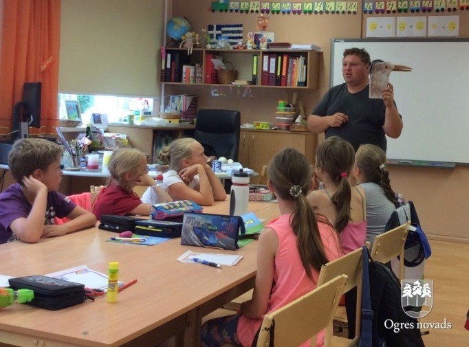 Ogres sākumskolā aizvadīta bērnu dienas nometne "3D - domājošs dabas draugs"