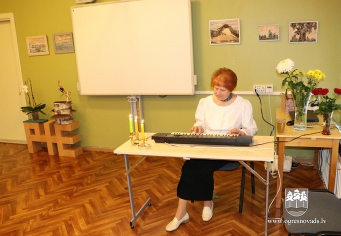 Bibliotēkā apskatāma Ērikas Priekules darbu izstāde