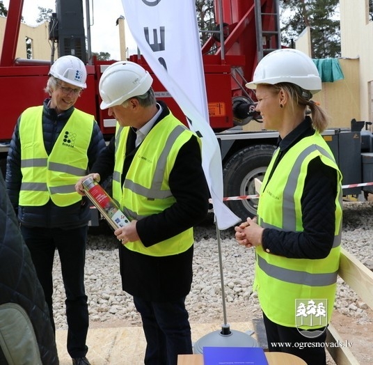 Jaunā Ogres bibliotēka ieliek vēl nebijušu fundamentu publisko ēku būvē Latvijā (15.05.2020)