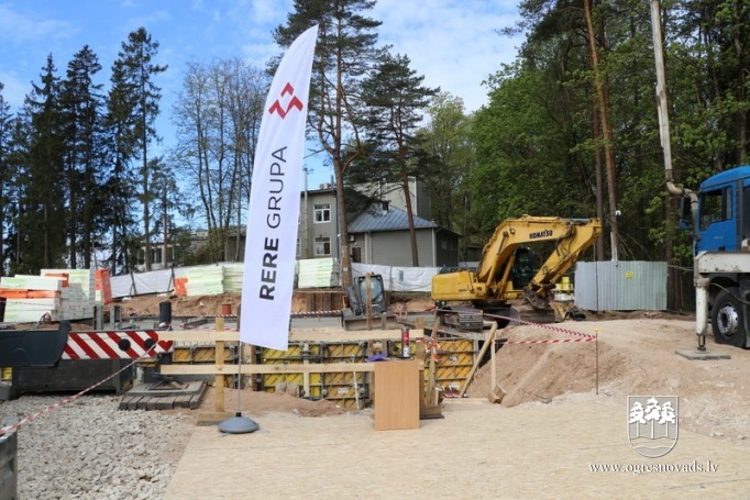 Jaunā Ogres bibliotēka ieliek vēl nebijušu fundamentu publisko ēku būvē Latvijā (15.05.2020)