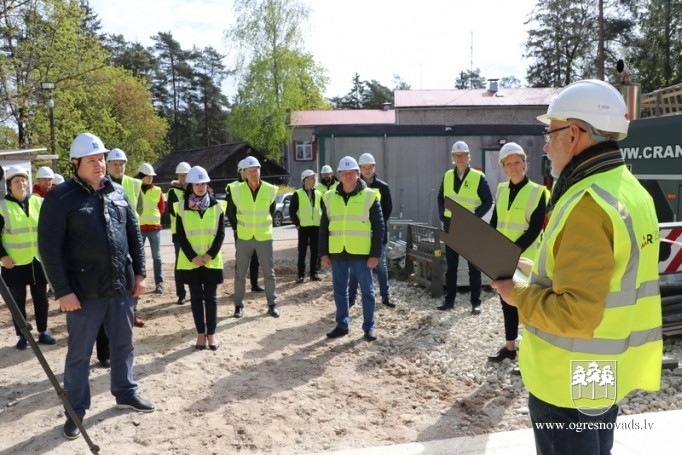 Jaunā Ogres bibliotēka ieliek vēl nebijušu fundamentu publisko ēku būvē Latvijā (15.05.2020)