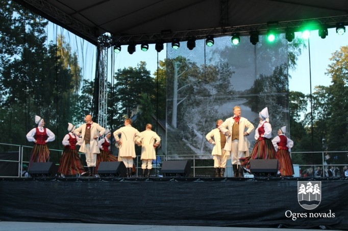 Ogres pilsētas svētku pirmā diena noslēdzas ar krāšņu salūtu un koncertu