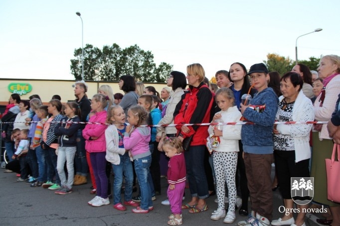 Ogres pilsētas svētku pirmā diena noslēdzas ar krāšņu salūtu un koncertu