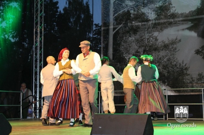Ogres pilsētas svētku pirmā diena noslēdzas ar krāšņu salūtu un koncertu
