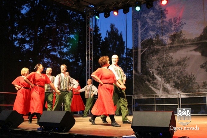 Ogres pilsētas svētku pirmā diena noslēdzas ar krāšņu salūtu un koncertu