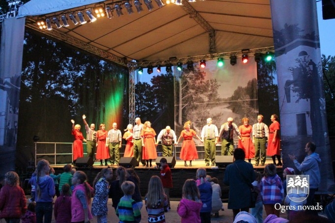 Ogres pilsētas svētku pirmā diena noslēdzas ar krāšņu salūtu un koncertu
