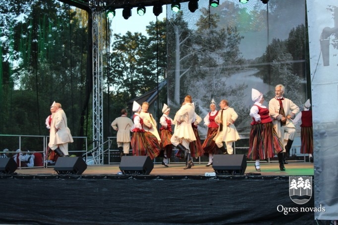 Ogres pilsētas svētku pirmā diena noslēdzas ar krāšņu salūtu un koncertu