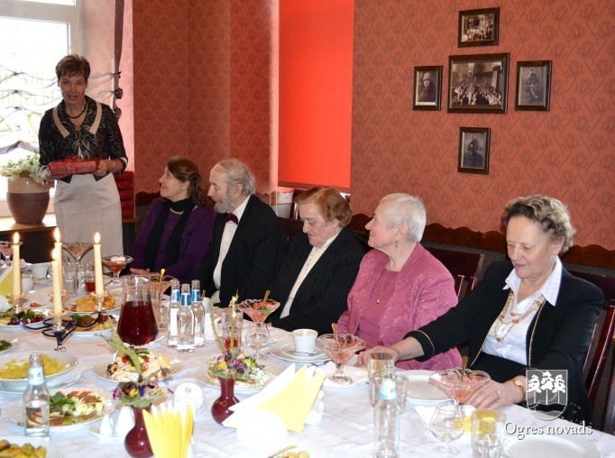 Ogre svin 84. dzimšanas dienu