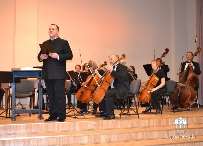 Ogre svin 84. dzimšanas dienu