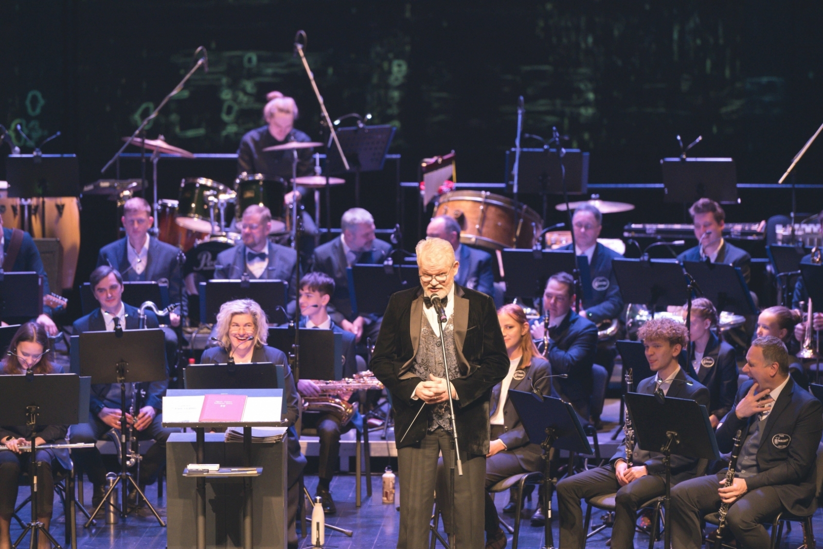 Orķestris sniedz koncertu Ogres dzimšanas dienā, priekšplānā diriģents
