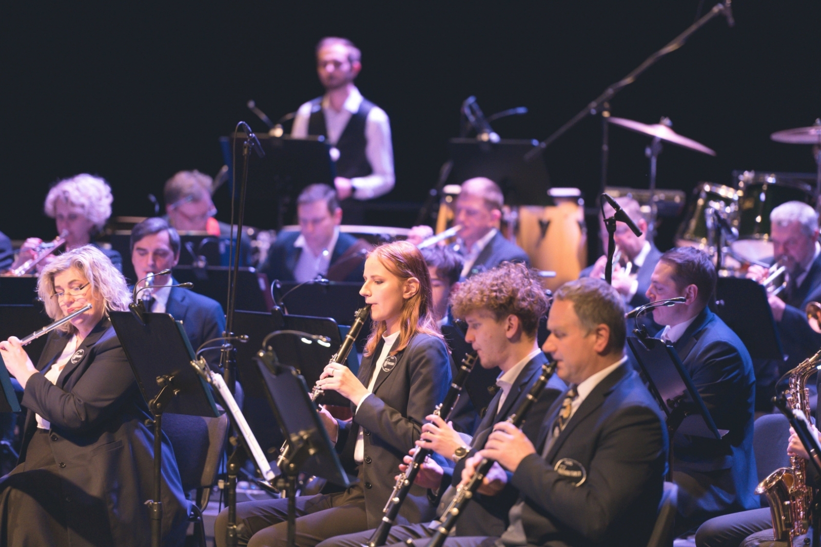 Orķestris sniedz koncertu Ogres dzimšanas dienā, priekšplānā klarnetisti