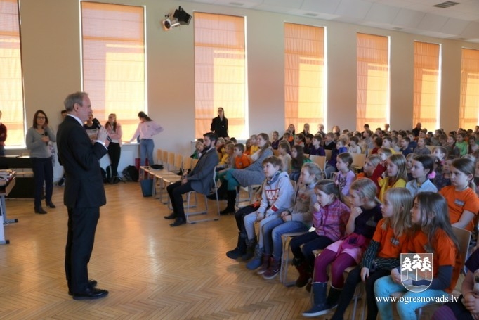 Ogres skolā viesojas Lielbritānijas vēstnieks un Rīgās Starptautiskā skola