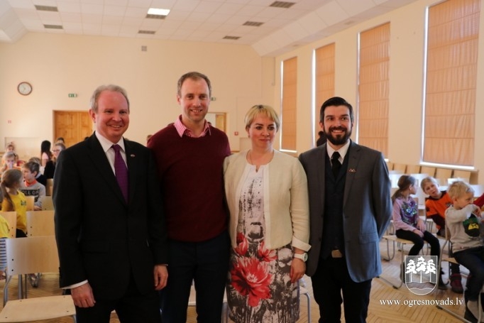 Ogres skolā viesojas Lielbritānijas vēstnieks un Rīgās Starptautiskā skola