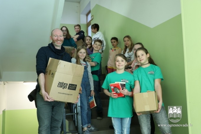 Ogres skolā viesojas Lielbritānijas vēstnieks un Rīgās Starptautiskā skola