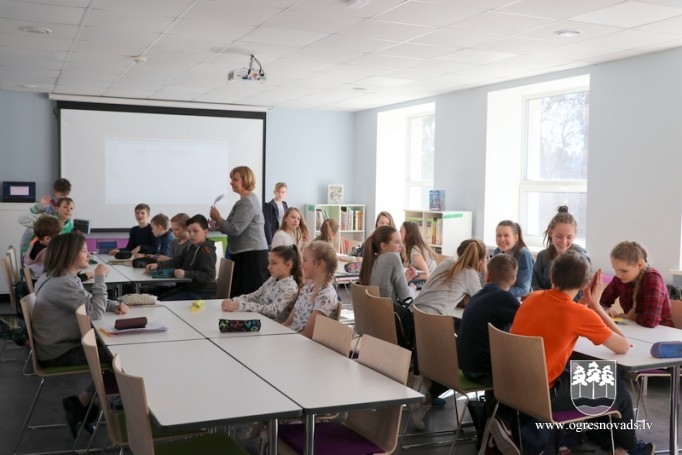 Ogres skolā viesojas Lielbritānijas vēstnieks un Rīgās Starptautiskā skola