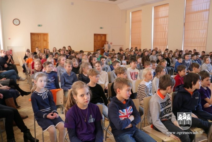 Ogres skolā viesojas Lielbritānijas vēstnieks un Rīgās Starptautiskā skola