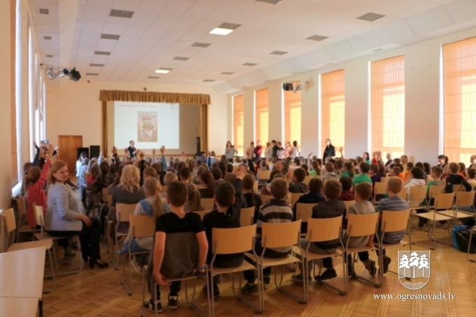 Ogres skolā viesojas Lielbritānijas vēstnieks un Rīgās Starptautiskā skola