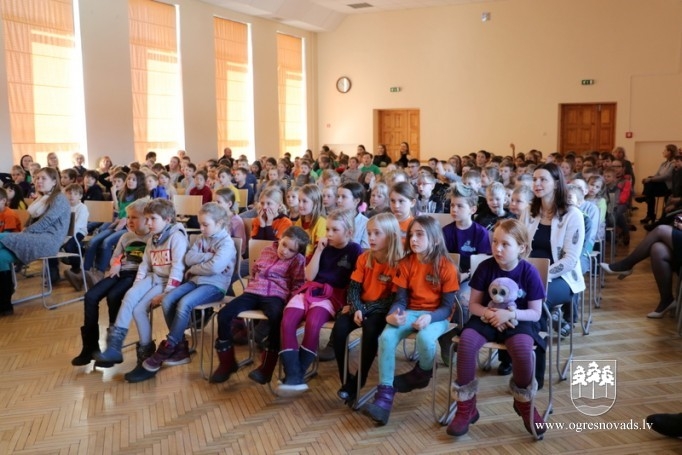 Ogres skolā viesojas Lielbritānijas vēstnieks un Rīgās Starptautiskā skola