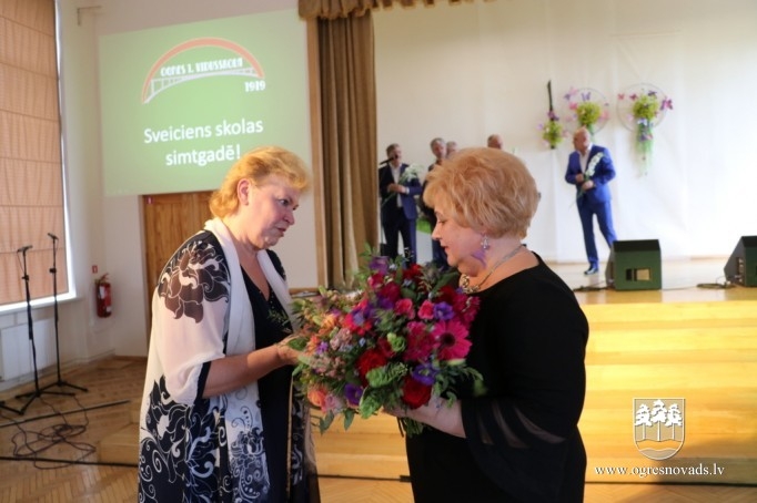 Ogres 1.vidusskola atzīmē 100 gadu jubileju
