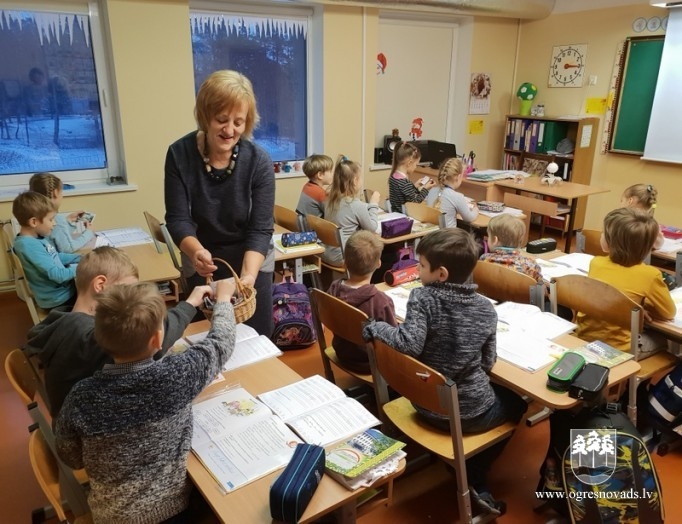 Ogres 1.vidusskola atzīmē 99. dzimšanas dienu