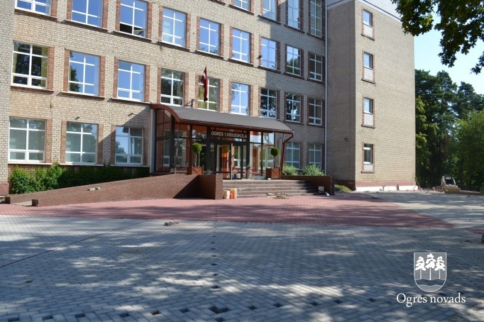 Teritorijas labiekārtošanas darbi pie Ogres 1. vidusskolas