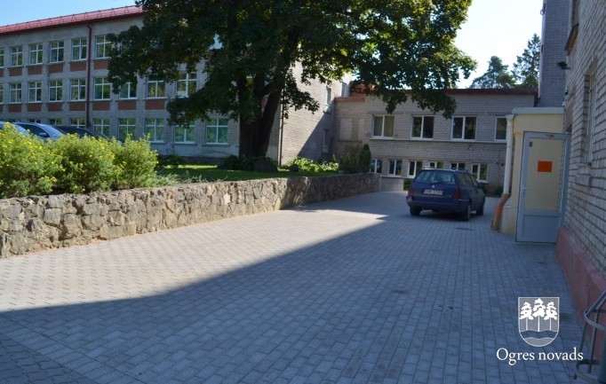 Teritorijas labiekārtošanas darbi pie Ogres 1. vidusskolas