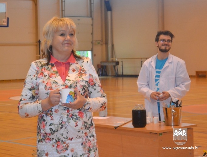 Ar "Ziliem brīnumiem" noslēdzas nometne Ogres 1.vidusskolā