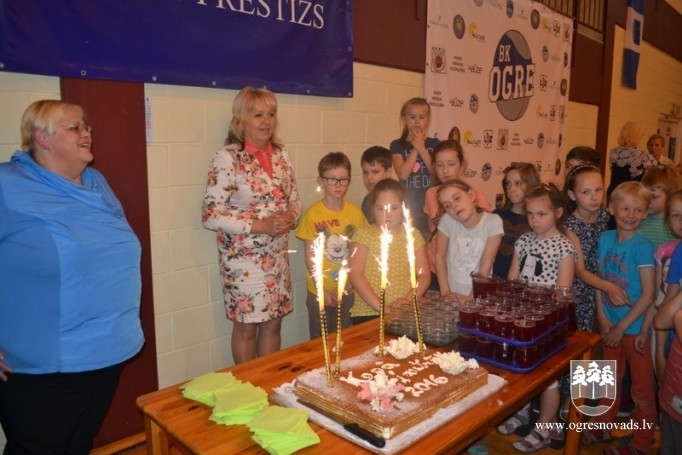 Ar "Ziliem brīnumiem" noslēdzas nometne Ogres 1.vidusskolā