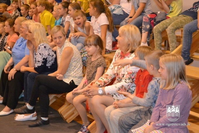 Ar "Ziliem brīnumiem" noslēdzas nometne Ogres 1.vidusskolā