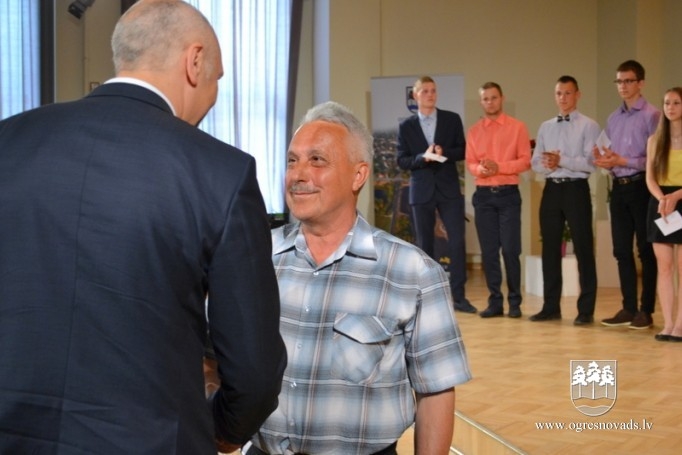 Apbalvo olimpiāžu dalībniekus un viņu skolotājus