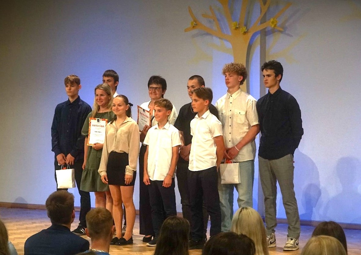 Skolēni ar skolotāju uz skatuves 21.05.2024.