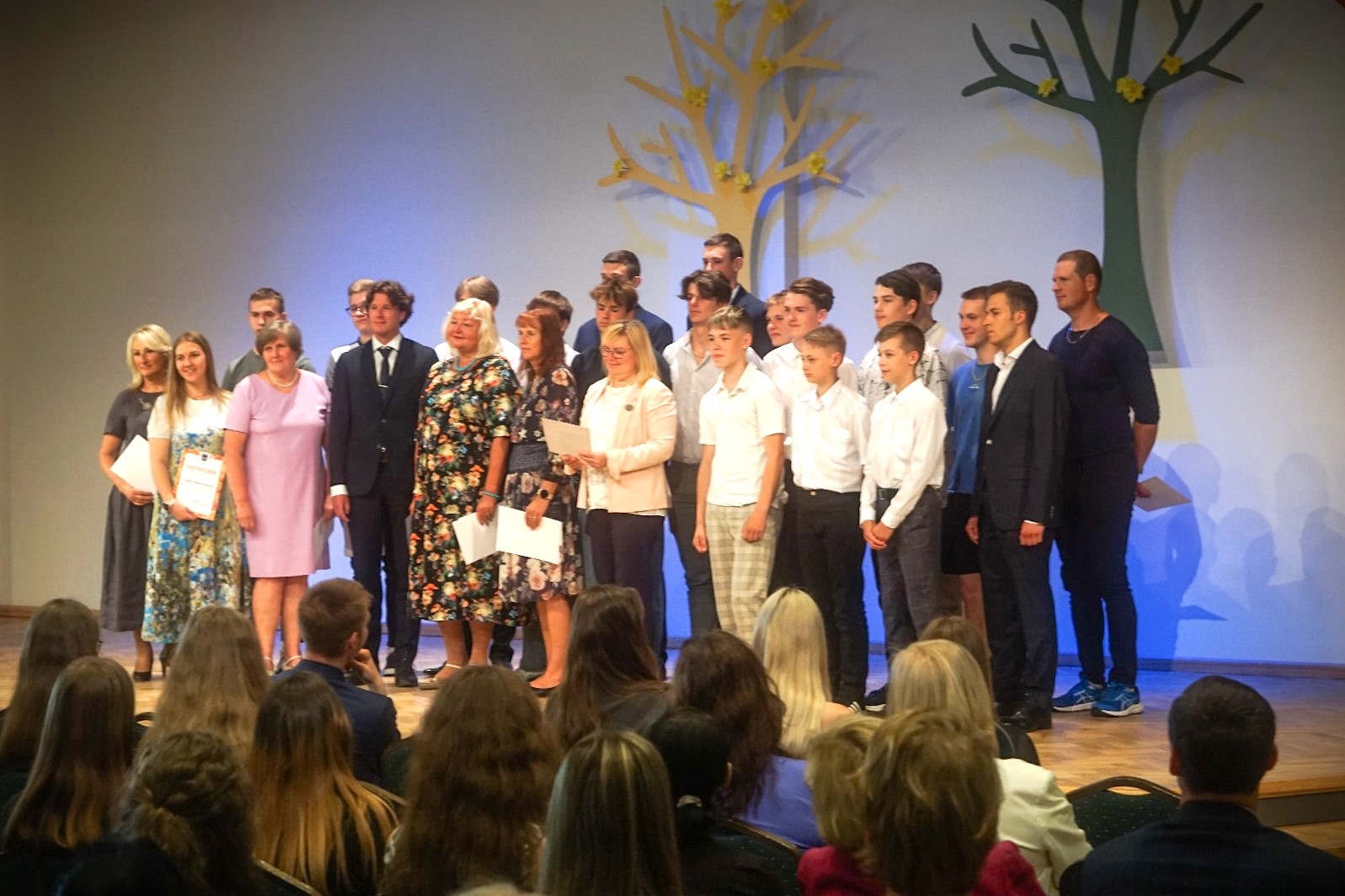 Skolēni ar skolotāju uz skatuves 21.05.2024.